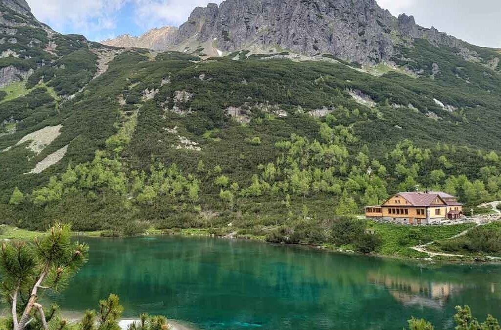Dolina k Zelenému plesu stmavela. Slnko do nej nakukne až na jar